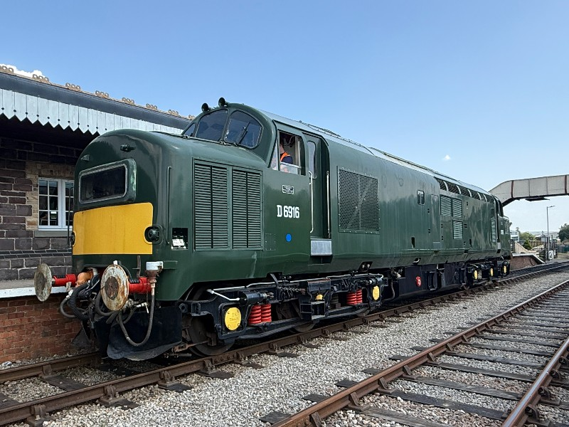 Class 37 216 D6916 diesel locomotive